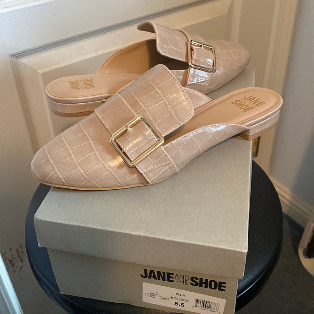 Jane the Shoe light tan mules Brand New